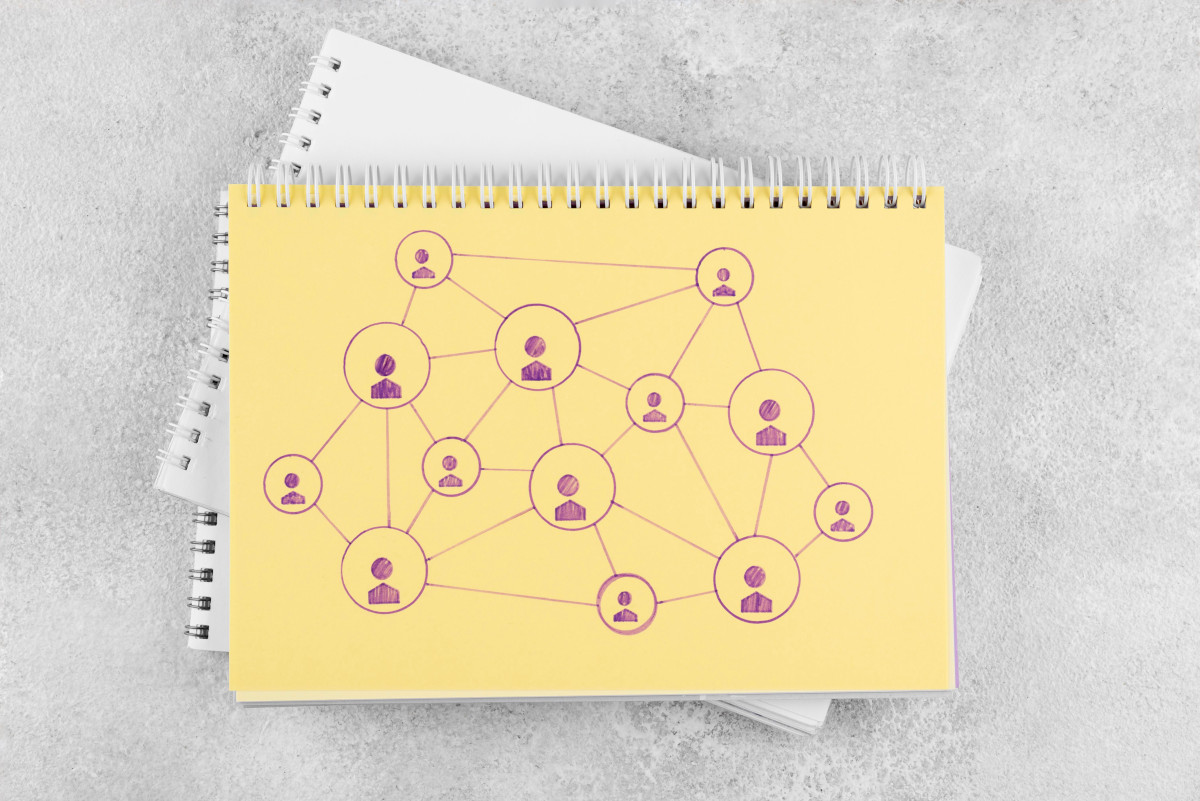 Grupo de adultos mayores compartiendo y conversando